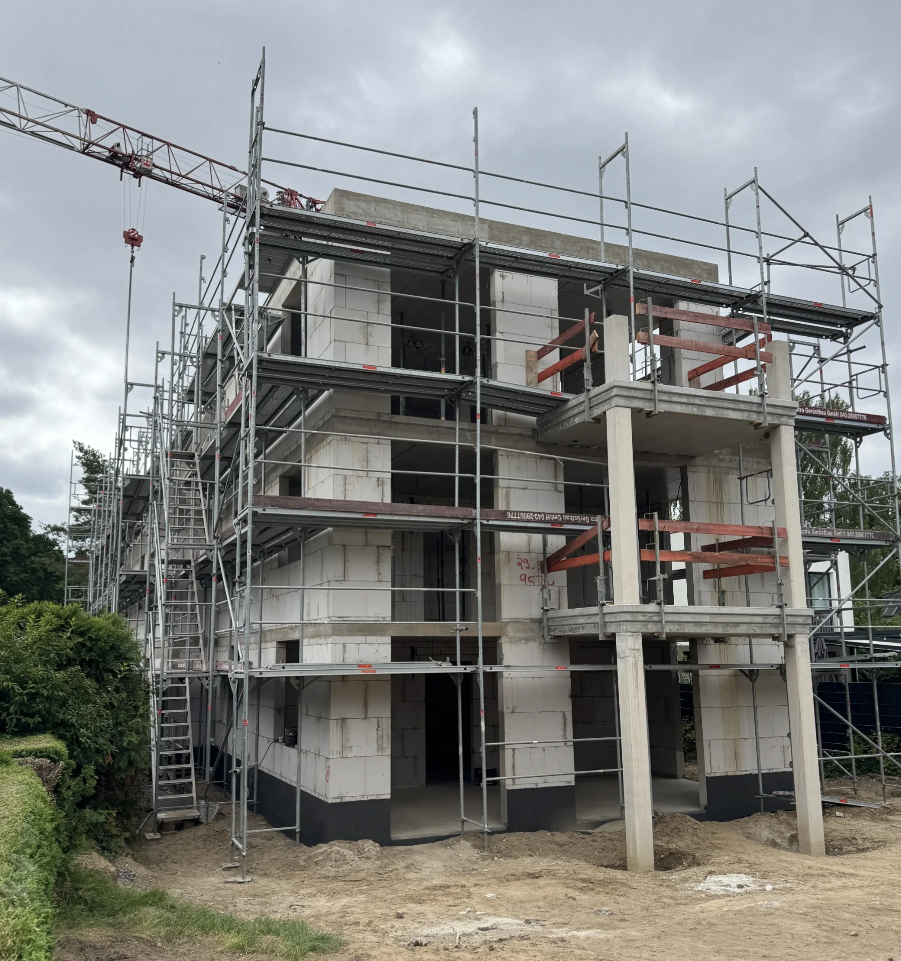 Rohbau der Villa Oberalster im August 2026 von der Gartenseite mit Gerüst und Kran